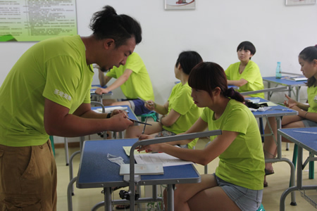 姜老师指导25期学员剪刀的使用方法
